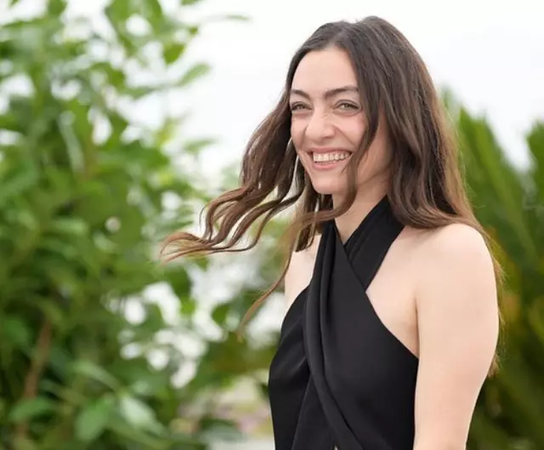 Merve Dizdar'dan Büyük Sürpriz: Ezgi Mola'nın Bebeğine Koyduğu İsmi Ağzından Kaçırdı! 2